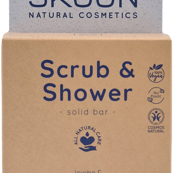 Pureday En pakke med Skoon Solid Scrub bar med en 2-i-1 "Scrub & Shower" solid bar lavet til velvære. Emballagen fremhæver naturlige ingredienser som jojoba og sheasmør og viser stolt certificeringer som "100% vegansk", "ingen plastik" og "COSMOS naturlig.